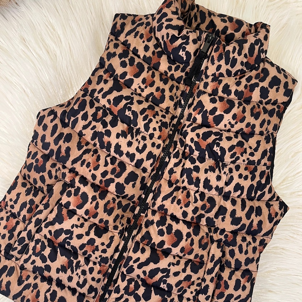 GAP "Puffer Vest in Leopard print" NWOT - Picture 2 of 5
